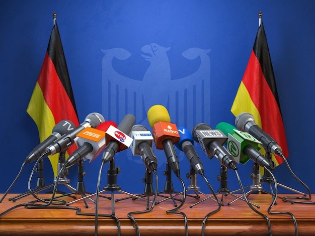 Conferencia de prensa o reunión informativa del primer ministro de Alemania concepto Tribuna de oradores del podio con banderas de Alemania y escudos de armas