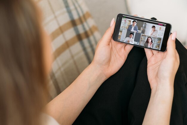 Foto conferência virtual trabalhando em equipe de telefone residencial