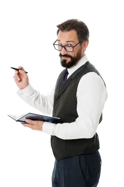 Conferencista de la academia de negocios. La ropa formal del hombre sostiene el blanco del bloc de notas para explicar el tema empresarial. Concepto de escuela de negocios. Profesor inteligente de anteojos expertos. Conferencia de negocios del orador aislado blanco.