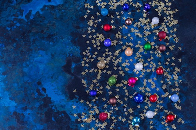 confete, bolas de natal em um fundo azul