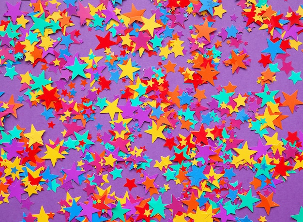 Confete de estrelas em um fundo roxo