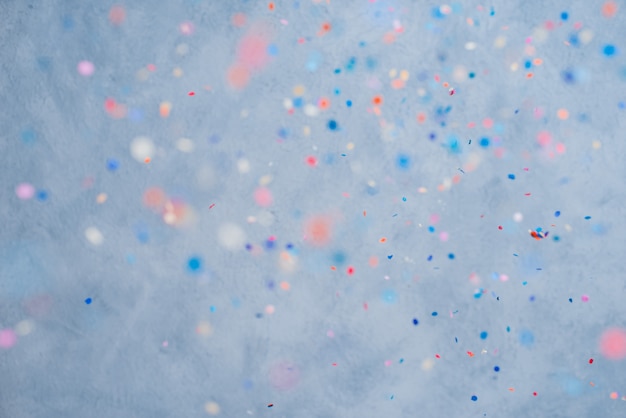 Confetes coloridos, caindo sobre um fundo azul