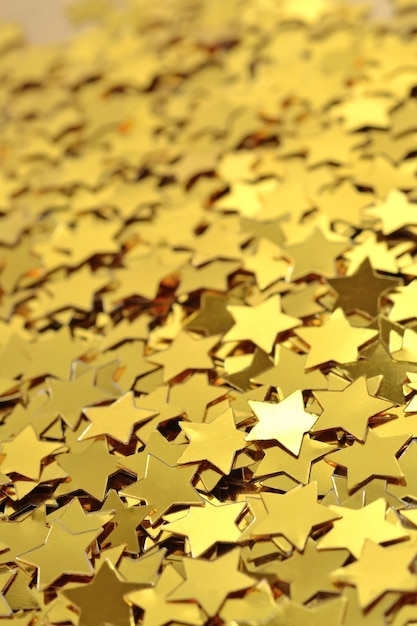 Confetes em forma de estrelas douradas