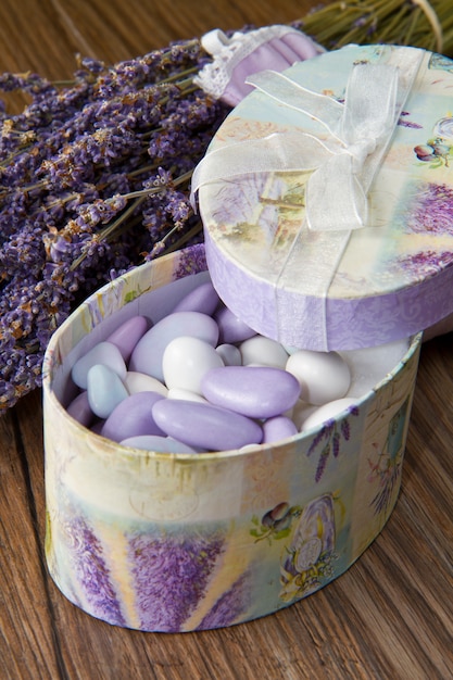 confeti de almendras con flor de lavanda