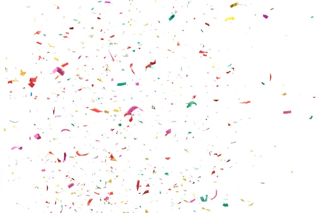 Confeti de colores sobre un fondo blanco