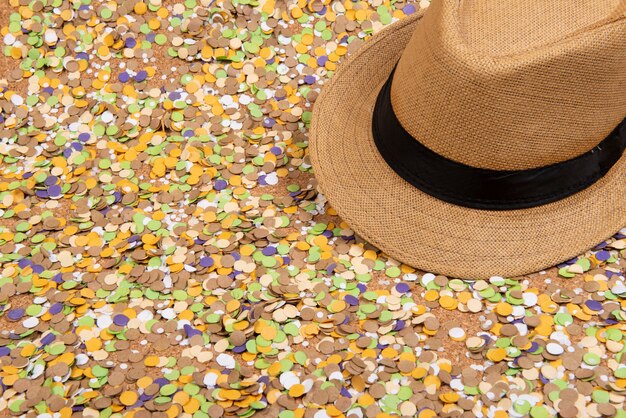 Confeti con elementos relacionados con el carnaval y el verano.