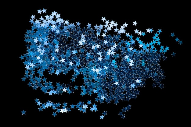 Confeti de estrellas metálicas azules sobre fondo negro