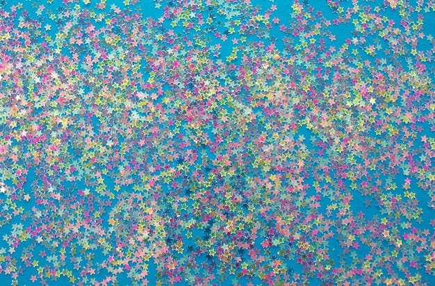 Confeti multicolor sobre un fondo claro