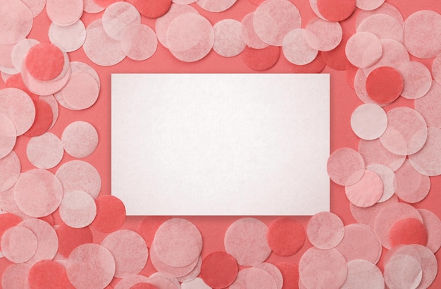 Confeti rosa sobre fondo rosa pastel Fondo festivo para su diseño