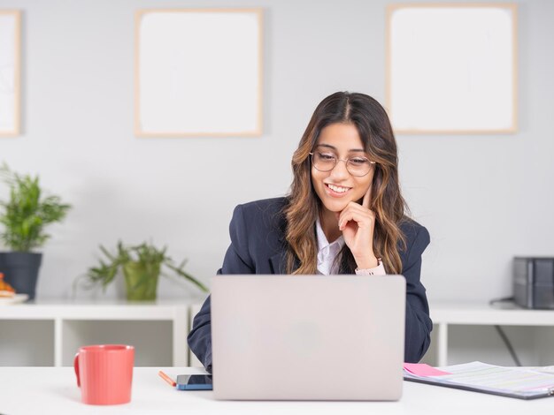 Confiada mujer de negocios feliz retrato de joven caucásica morena de 20 años mujer de negocios CEO