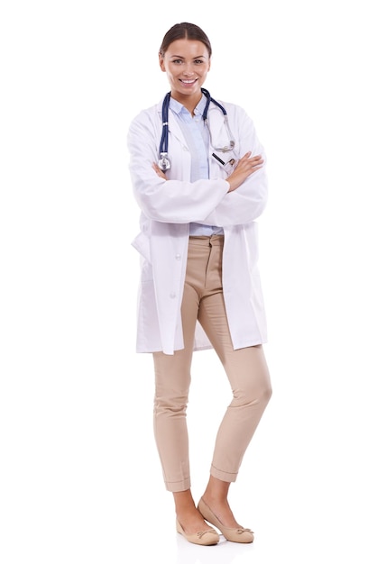 Foto confiada en su carrera retrato de una hermosa doctora de pie con los brazos cruzados sobre un fondo blanco