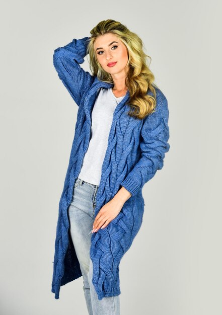 Confiada en su elección moda y belleza mujer atractiva usa cardigan de punto elegante en cualquier estilo chica sexy tiene cabello rubio rizado concepto de maquillaje de moda peluquería salón de belleza mujer pura