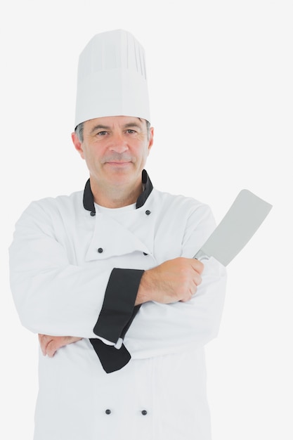 Confiado chef con cuchillo de carne
