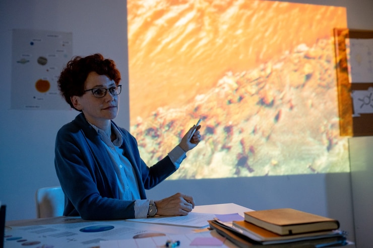 Foto confiado joven maestro haciendo una presentación en video sobre la contaminación del medio ambiente