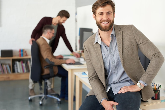 Confiado en mi equipo creativo Retrato de un hombre de negocios sonriente en una oficina moderna