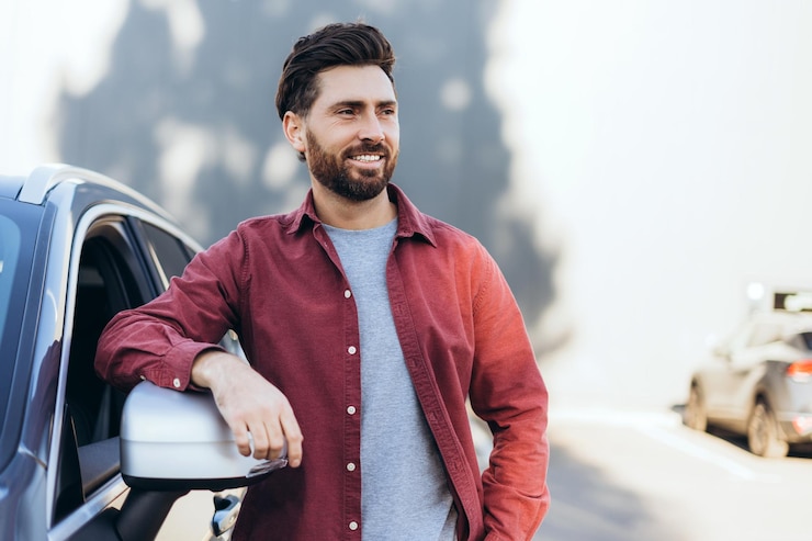Foto confiado sonriente feliz hombre latino con ropa casual de pie cerca de coche nuevo