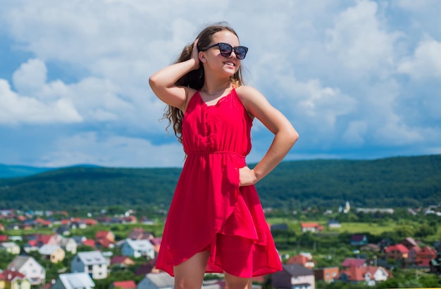 Confiado en su elección Elegante moda niño bebé niña niño al aire libre con estilo lindo niño posando en primavera Concepto de diversión y ocio de verano modelo de moda posando su estilo moderno sentido de la libertad