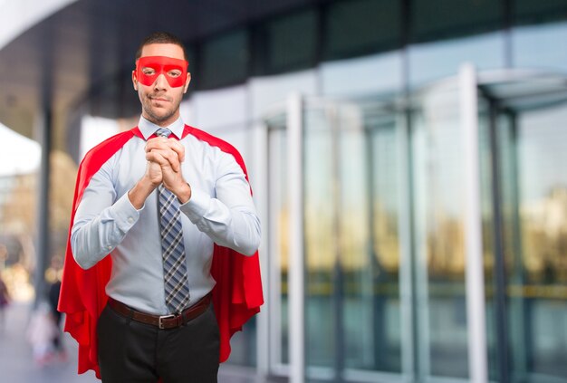 Confiado super hombre de negocios haciendo un gesto de trabajo en equipo