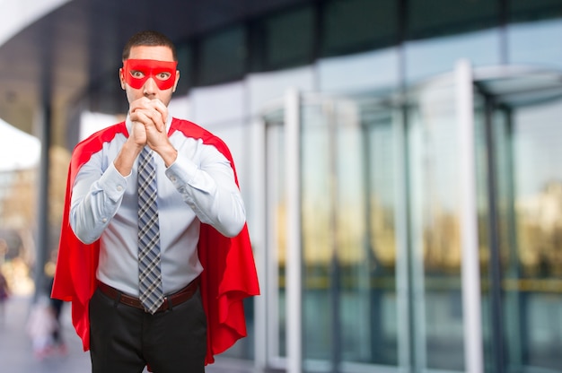 Confiado super hombre de negocios haciendo un gesto de trabajo en equipo