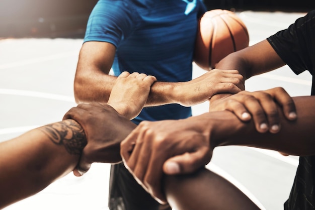 Foto confiança de basquete e mãos para trabalho em equipe esportiva na quadra ao ar livre para preparação de competição equipe de atletas se preparando para o jogo com aglomeração para motivação, solidariedade e apoio