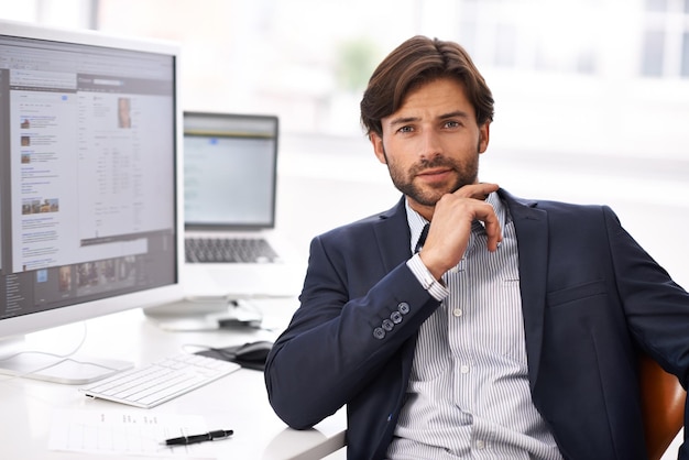 Confiança é fundamental quando se trata de negócios. Retrato de um empresário atraente olhando com confiança para a câmera.