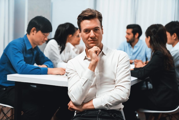 Confiança e sorriso feliz retrato de empresário Prudent