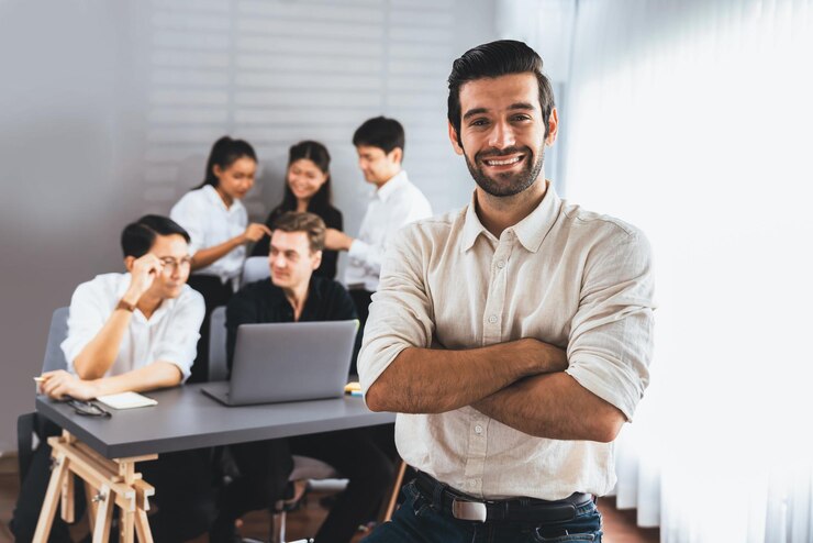 Foto confiança e sorriso feliz retrato de empresário prudent