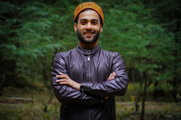 Foto confiança homem da aldeia ao ar livre de himachal pradesh em trajes tradicionais