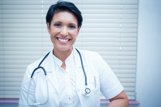 Confiando sonriente mujer dentista