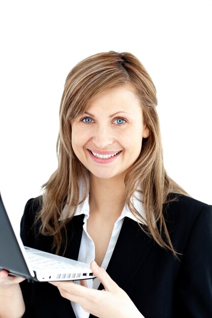 Confiante empresária segurando um laptop sorrindo para a câmera