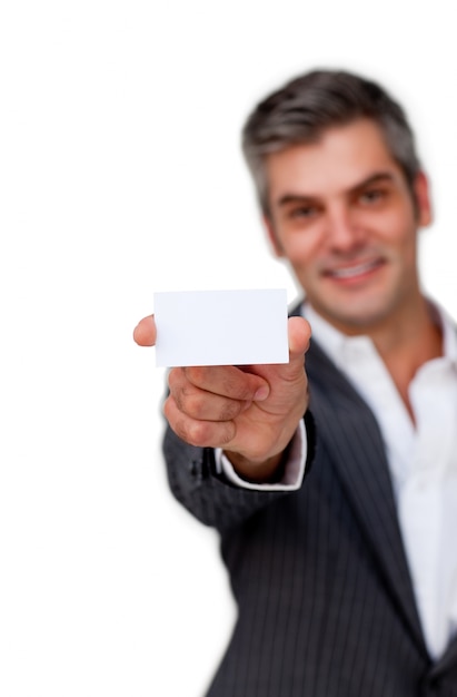 Foto confiante empresário segurando um cartão branco