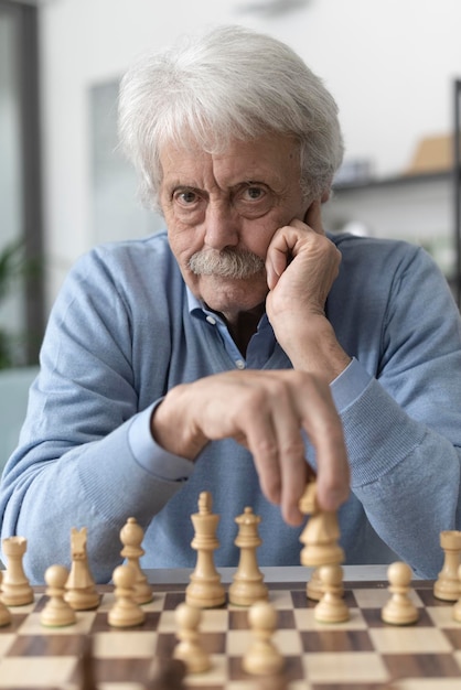 Confiante homem sênior jogando xadrez