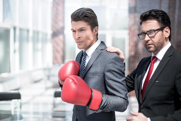 Confiante jovem empresário se preparando para defender