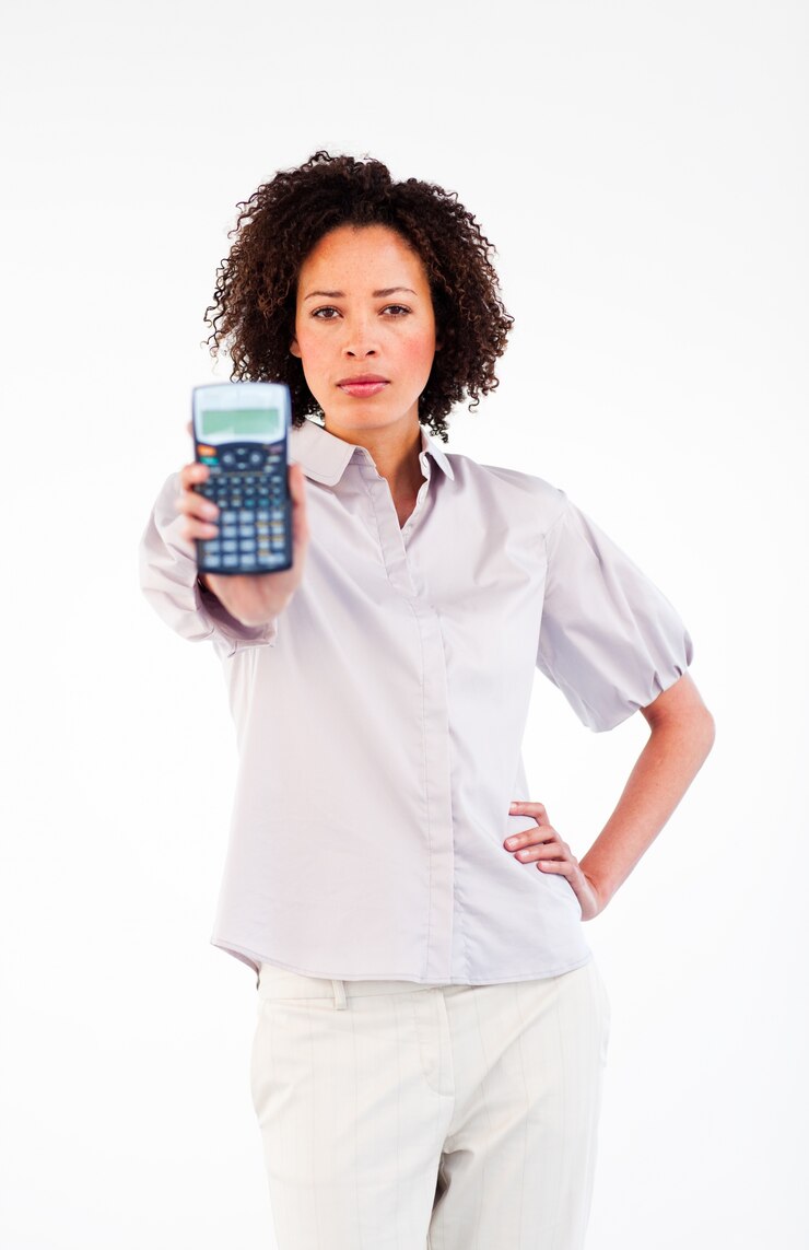 Foto confiante mulher de negócios morena segurando uma calculadora