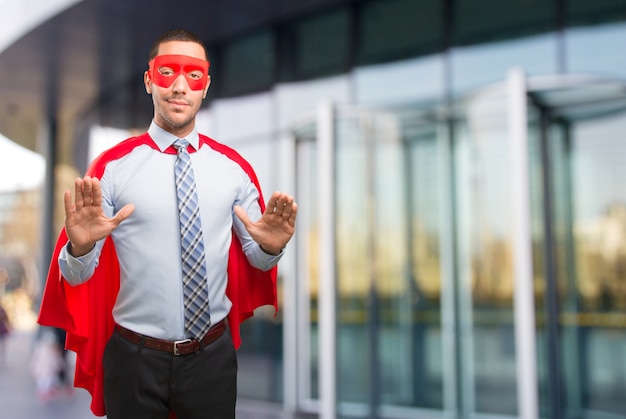 Foto confiante super empresário com um gesto de calma