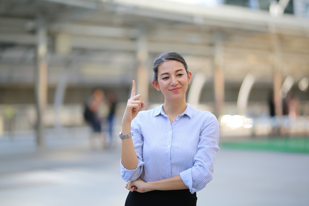 Confianza empresaria con una camisa azul