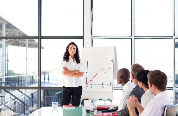 Confianza empresaria joven en una reunión