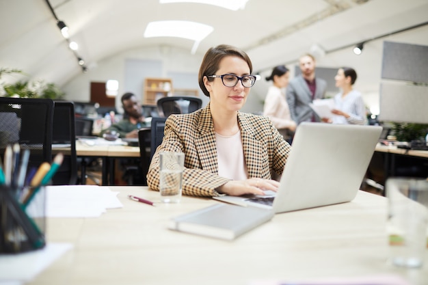 Confianza empresaria trabajando en oficina de espacio abierto