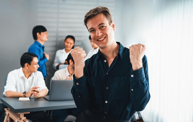 Foto confianza y feliz retrato de un hombre de negocios sonriente prudent