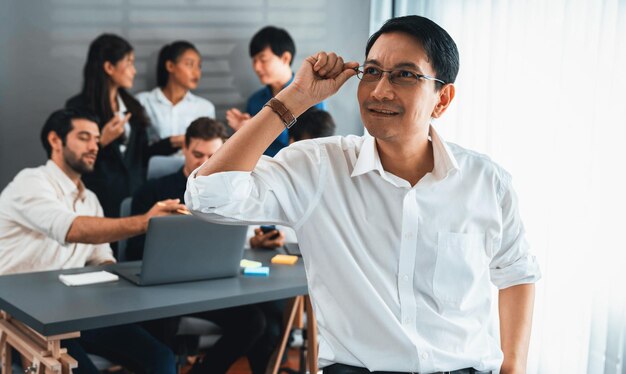 Confianza y feliz retrato de un hombre de negocios sonriente Prudent