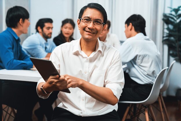 Confianza y feliz retrato de un hombre de negocios sonriente Prudent