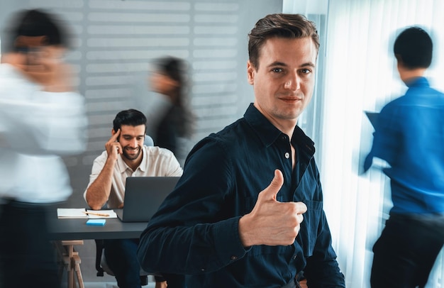 Foto confianza y feliz retrato de un hombre de negocios sonriente prudent