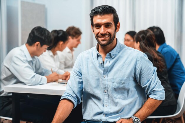 Confianza y feliz retrato de hombre de negocios sonriente Prudente