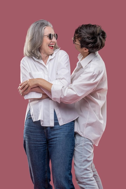 Confianza femenina. Mujeres maduras con gafas de sol que parecen seguras