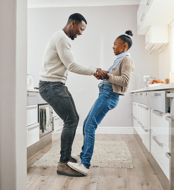 La confianza se gana. Foto de un padre joven y su hija bailando en casa.