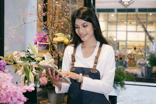 Confiável empresário jovem loja de flores.