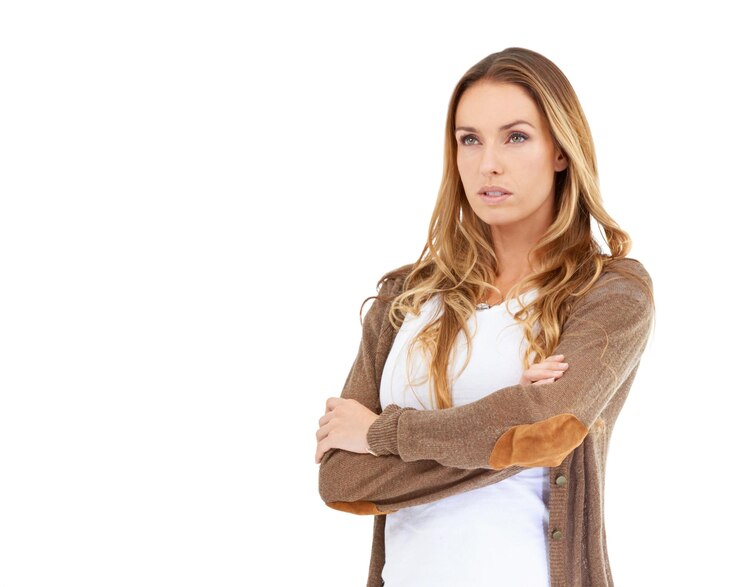 Foto confidância de moda casual e mulher em estúdio com os braços cruzados pensando e espaço de maquete rosto calmo relaxante e estilo de fim de semana para mulher séria com reflexão de idéia e visão em fundo branco
