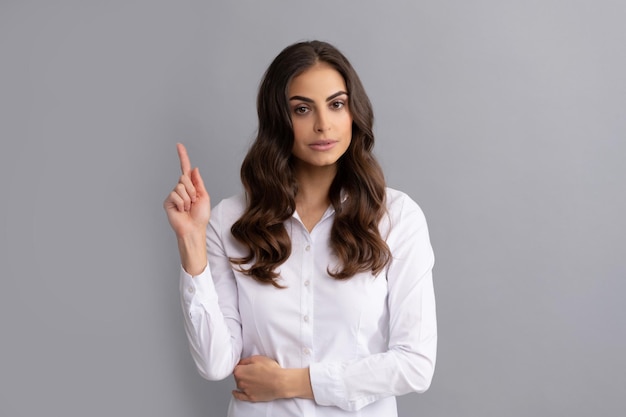 Confie na sua ideia Mulher tem ideia Garota de carreira mantenha o dedo para cima Gesto de Eureka Gênio no trabalho