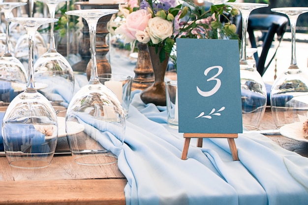 Configuração bonita da tabela da decoração do casamento ou do evento, exterior