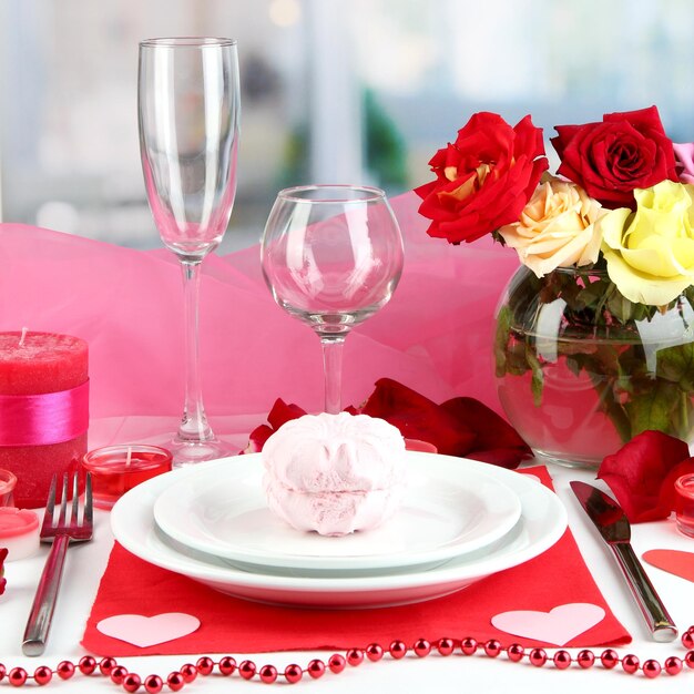 Configuração da mesa em homenagem ao Dia dos Namorados no fundo da sala